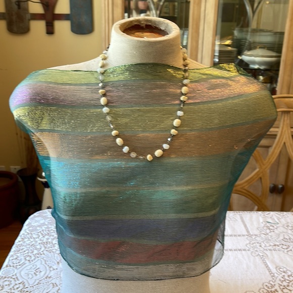 🌺 Fun, Feminine & Flirty Neutral Color Beaded 11” Drop Necklace Just for You! - Picture 2 of 9